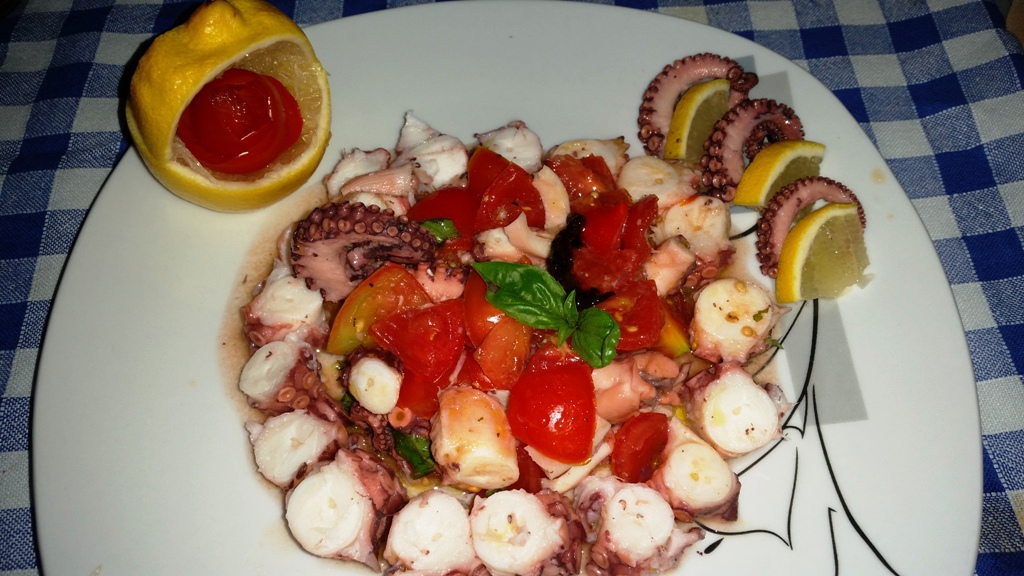 Polpo in marinata di pomodori e basilico