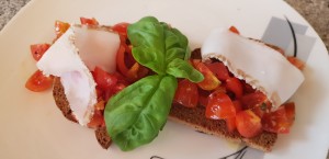 Bruschetta di segale pomodorini e lardo di Colonnata