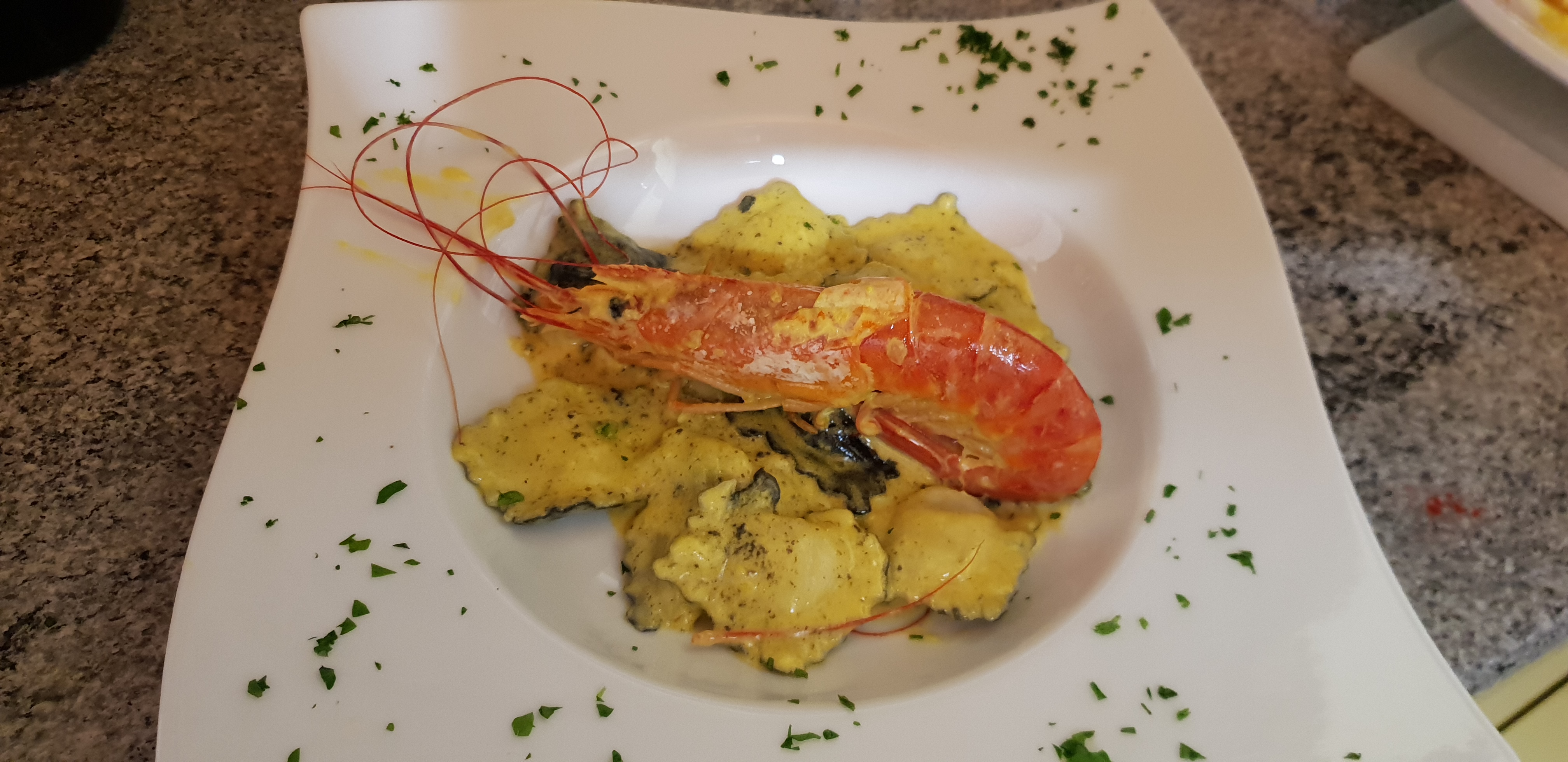 Ravioli di branzino con mazzancolle e vellutata allo zafferano