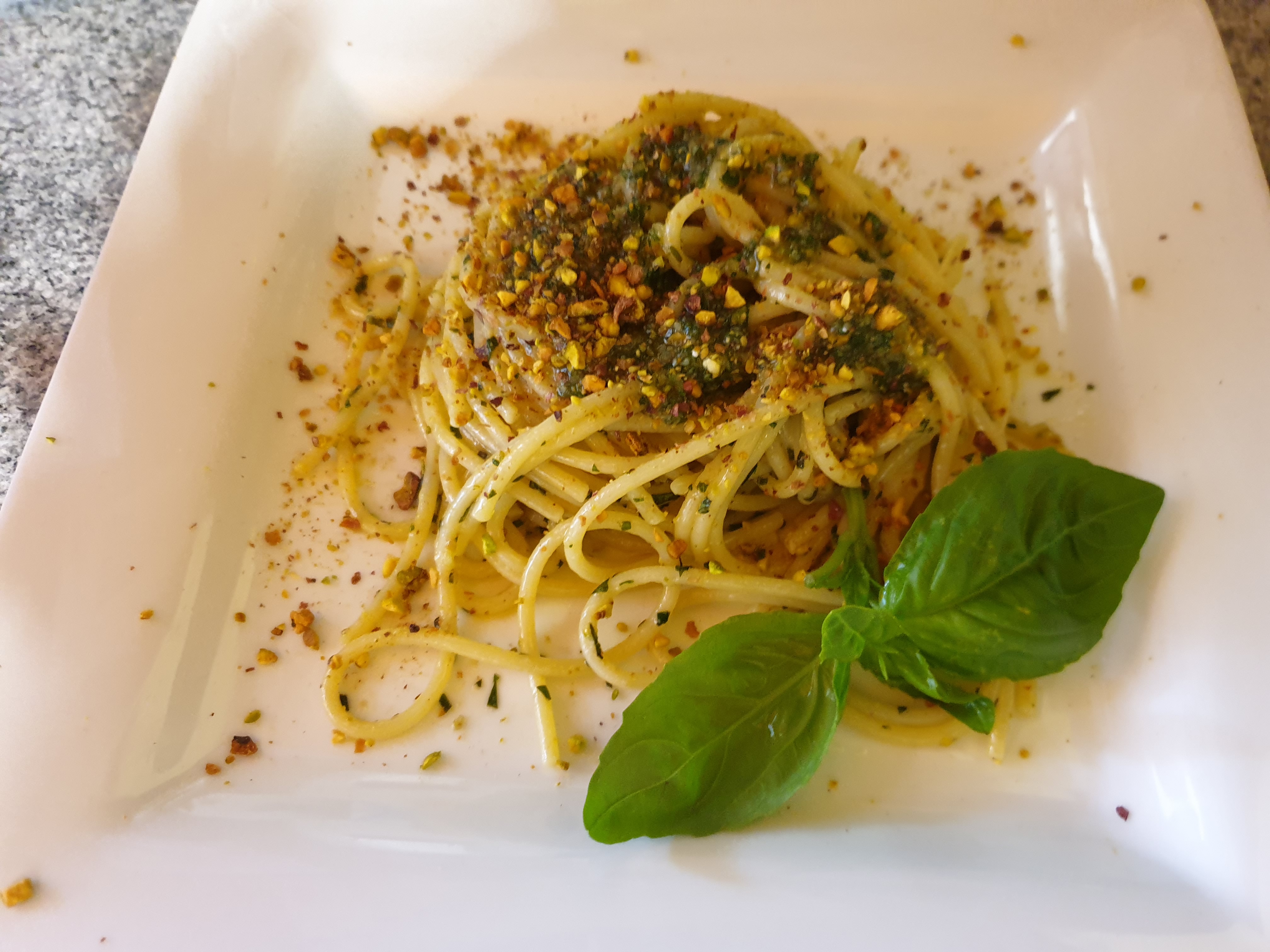 Spaghetti al pesto pistacchiosi