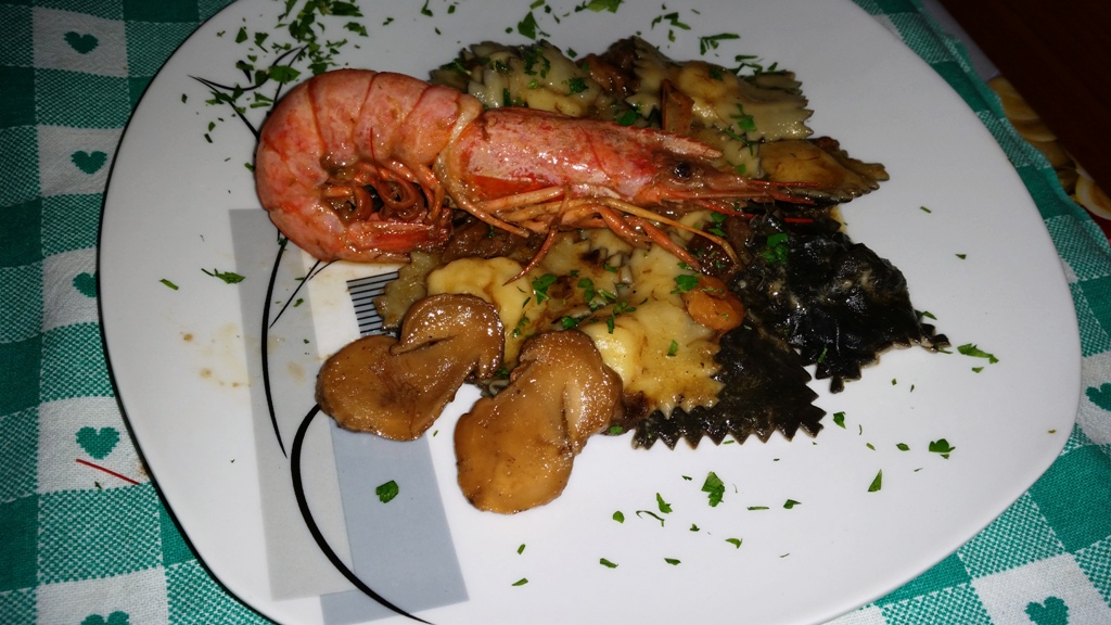 Ravioli di branzino con gamberi e funghi porcini