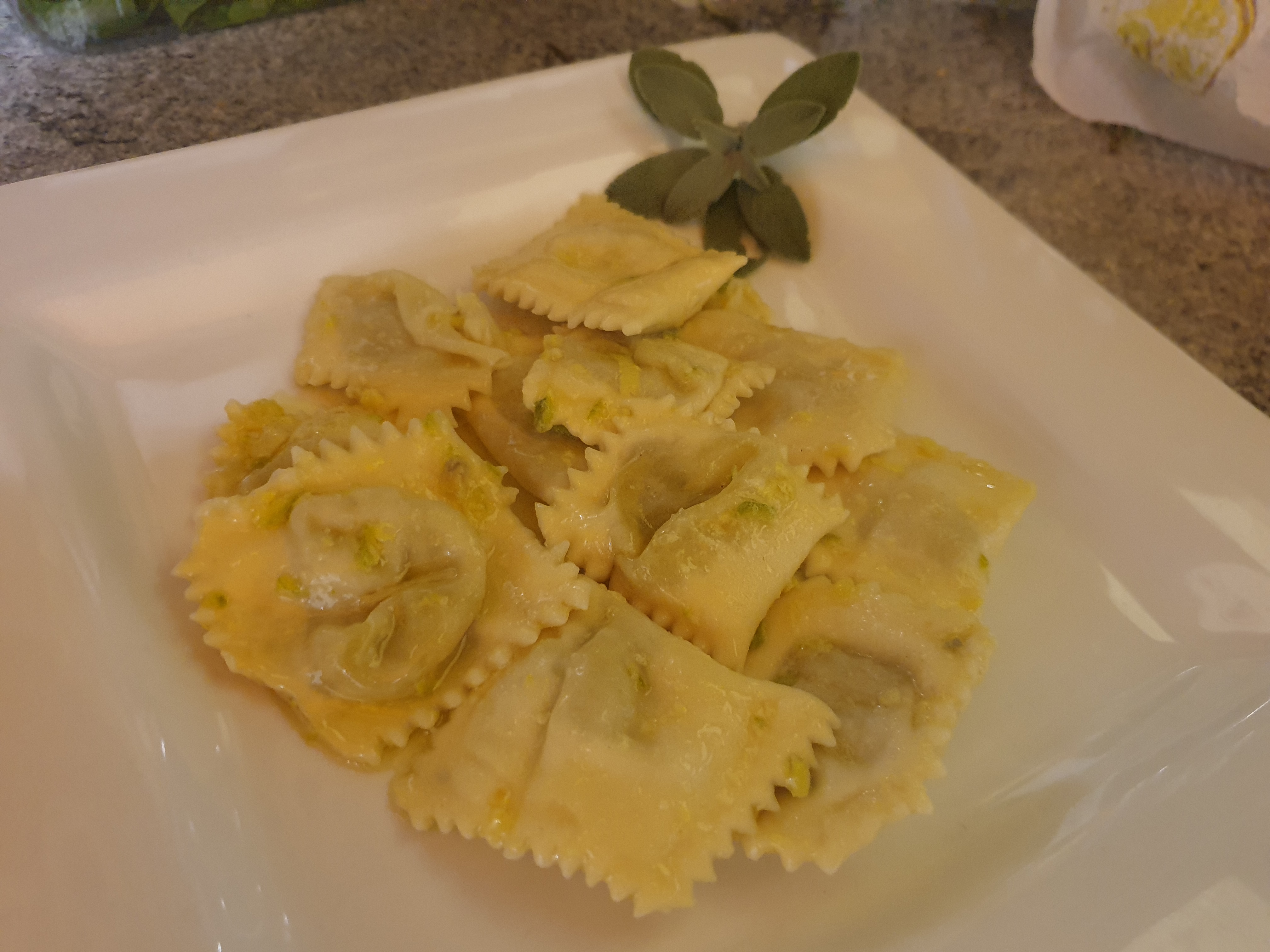 Ravioli zucchine e gorgonzola, burro e salvia