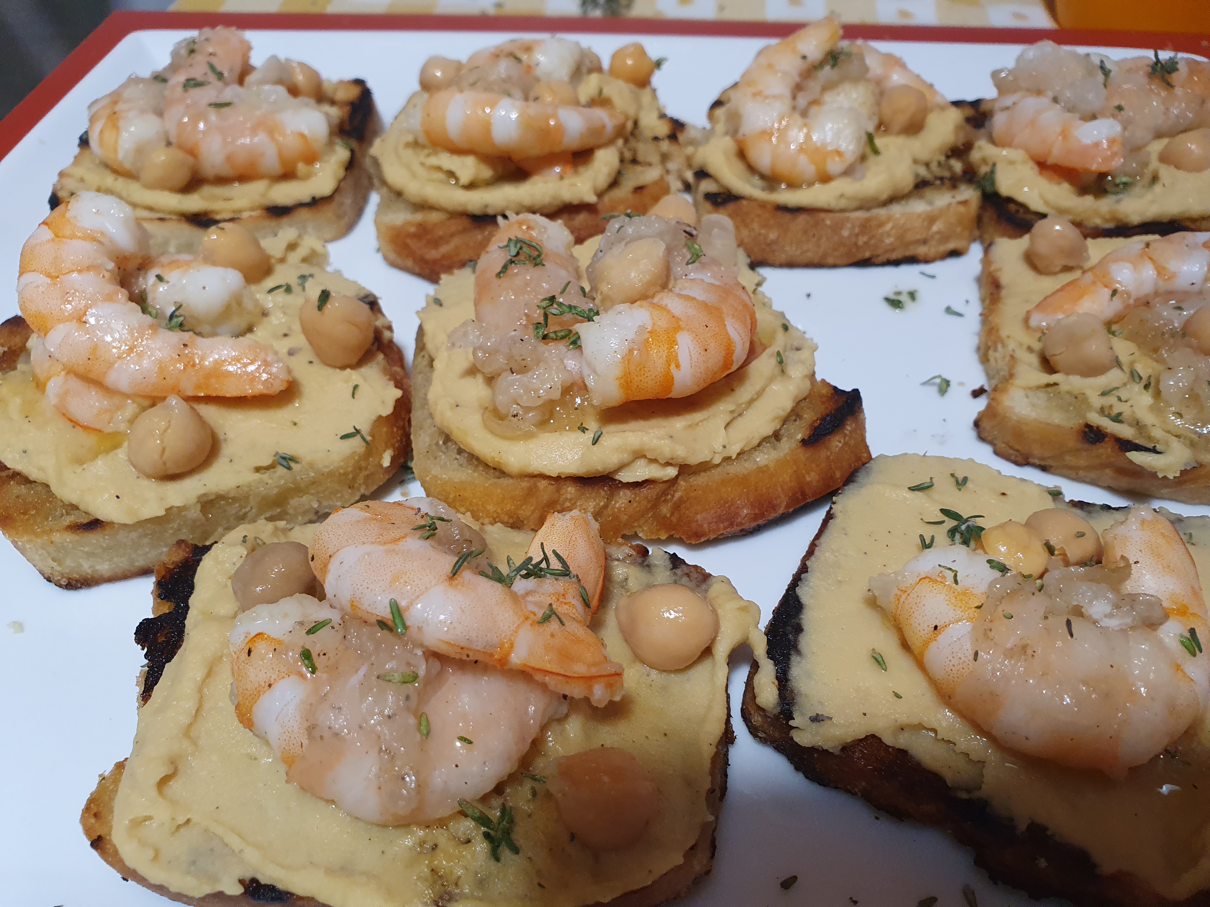 Crostini con mousse di ceci, mazzancolle e lardo di colonnata