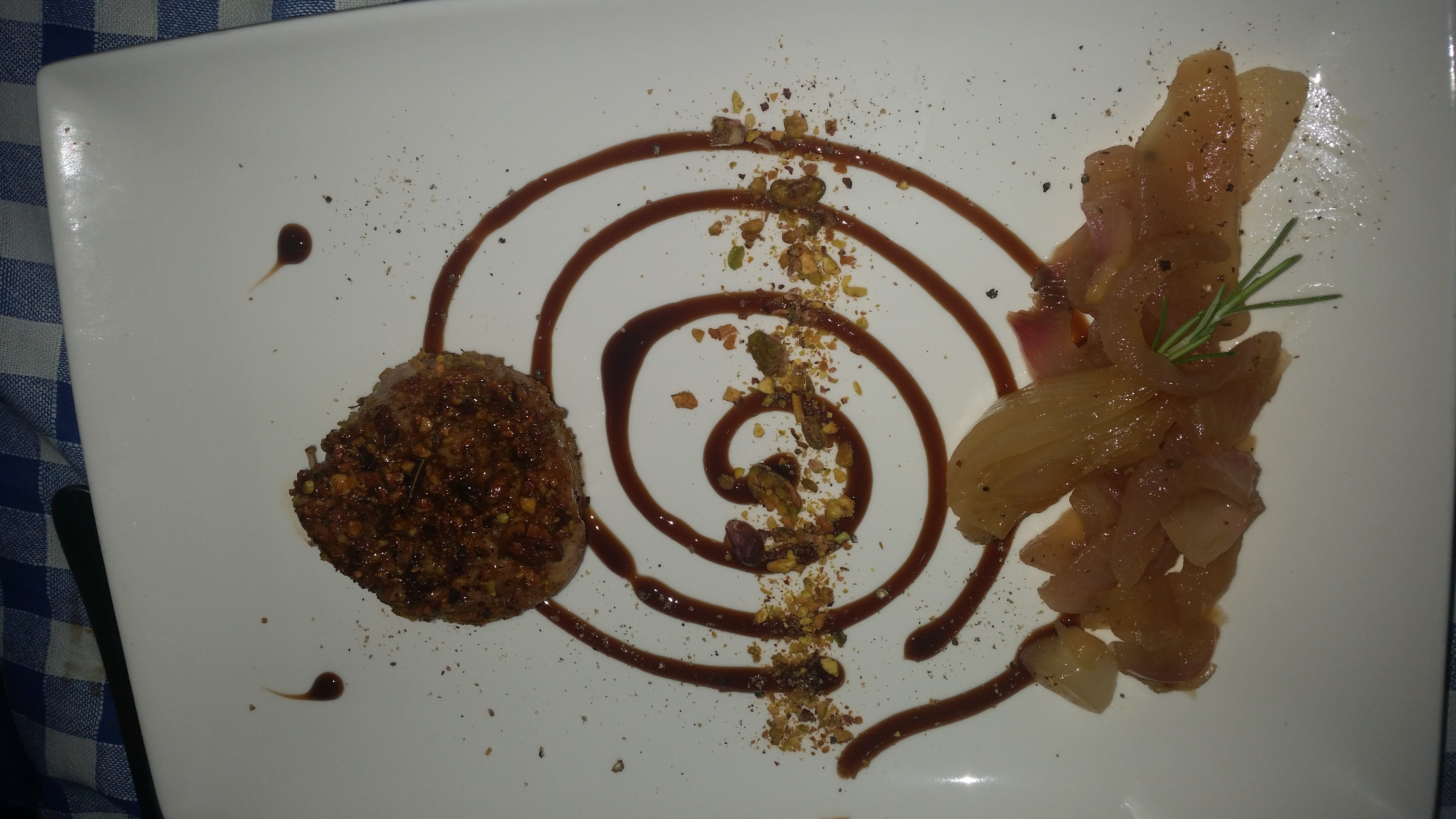 Filetto di maiale in crosta di pistacchi con cipolle glassate