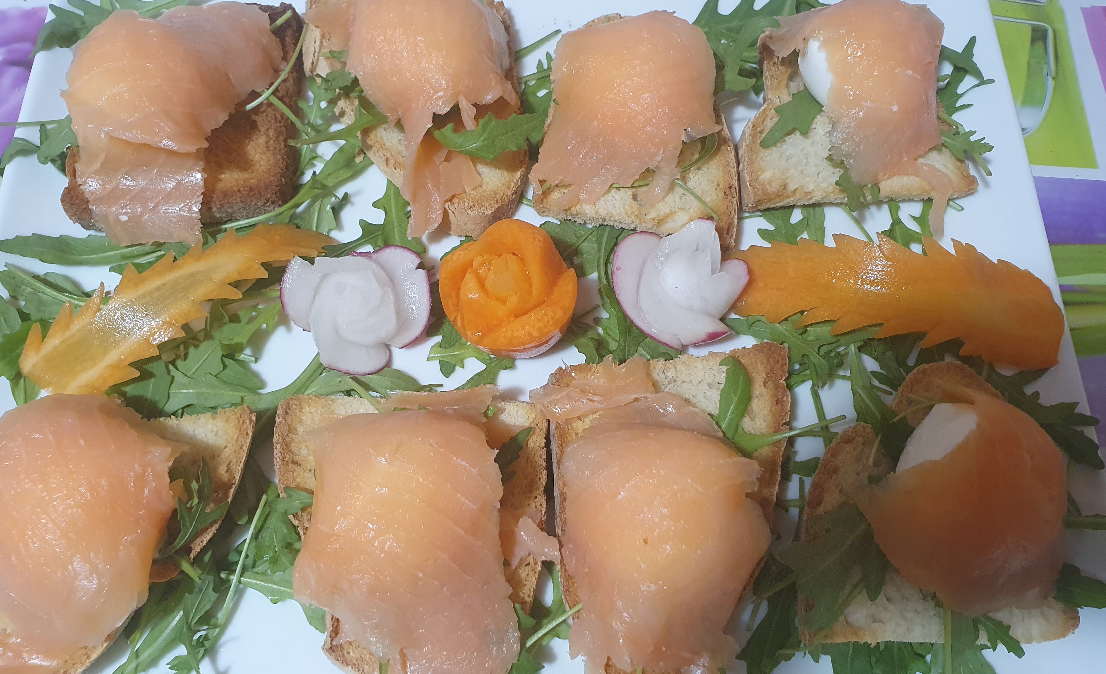 Bruschette bufala rucola e salmone