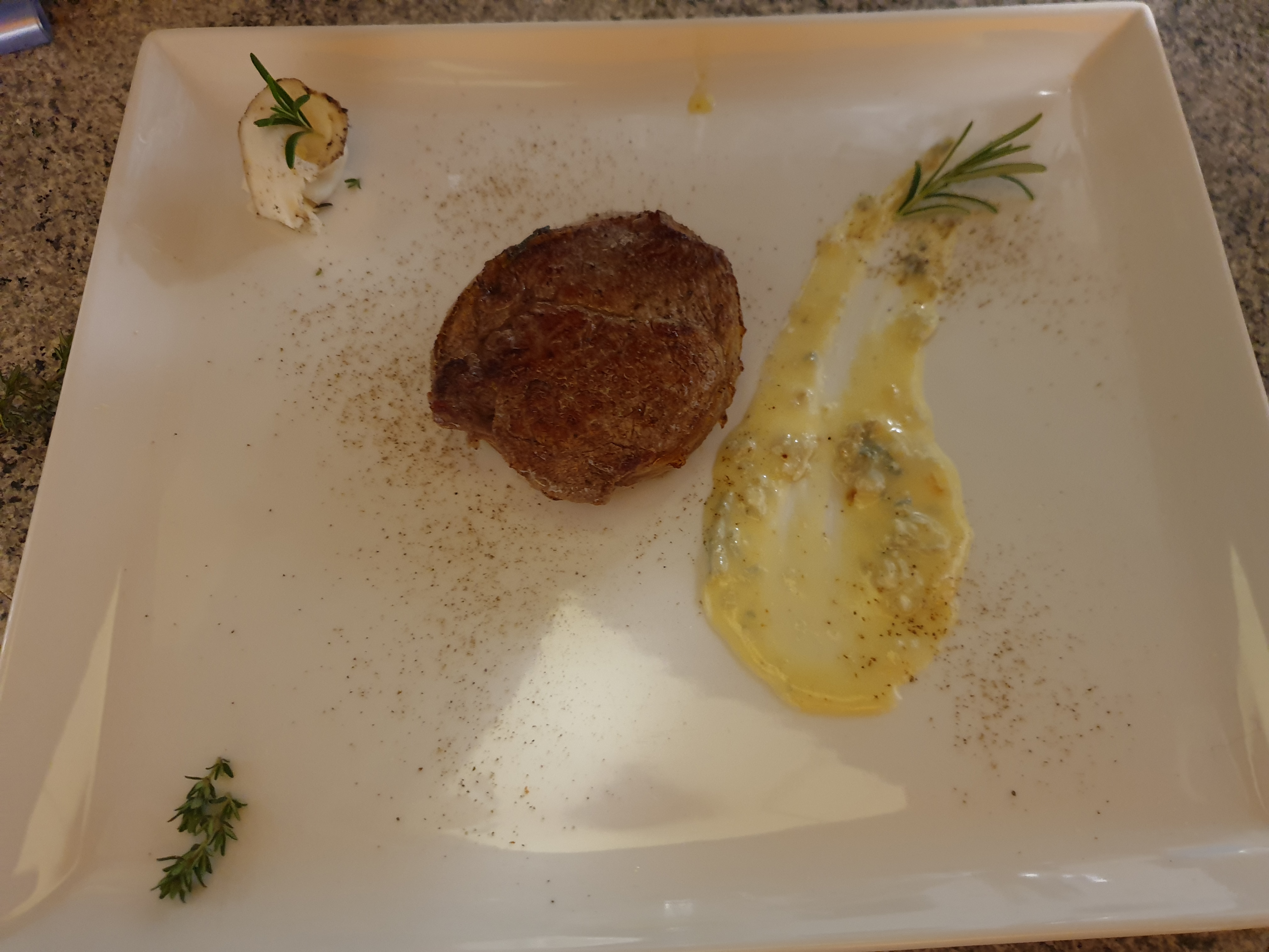 Filetto al lardo di colonnata con crema al gorgonzola