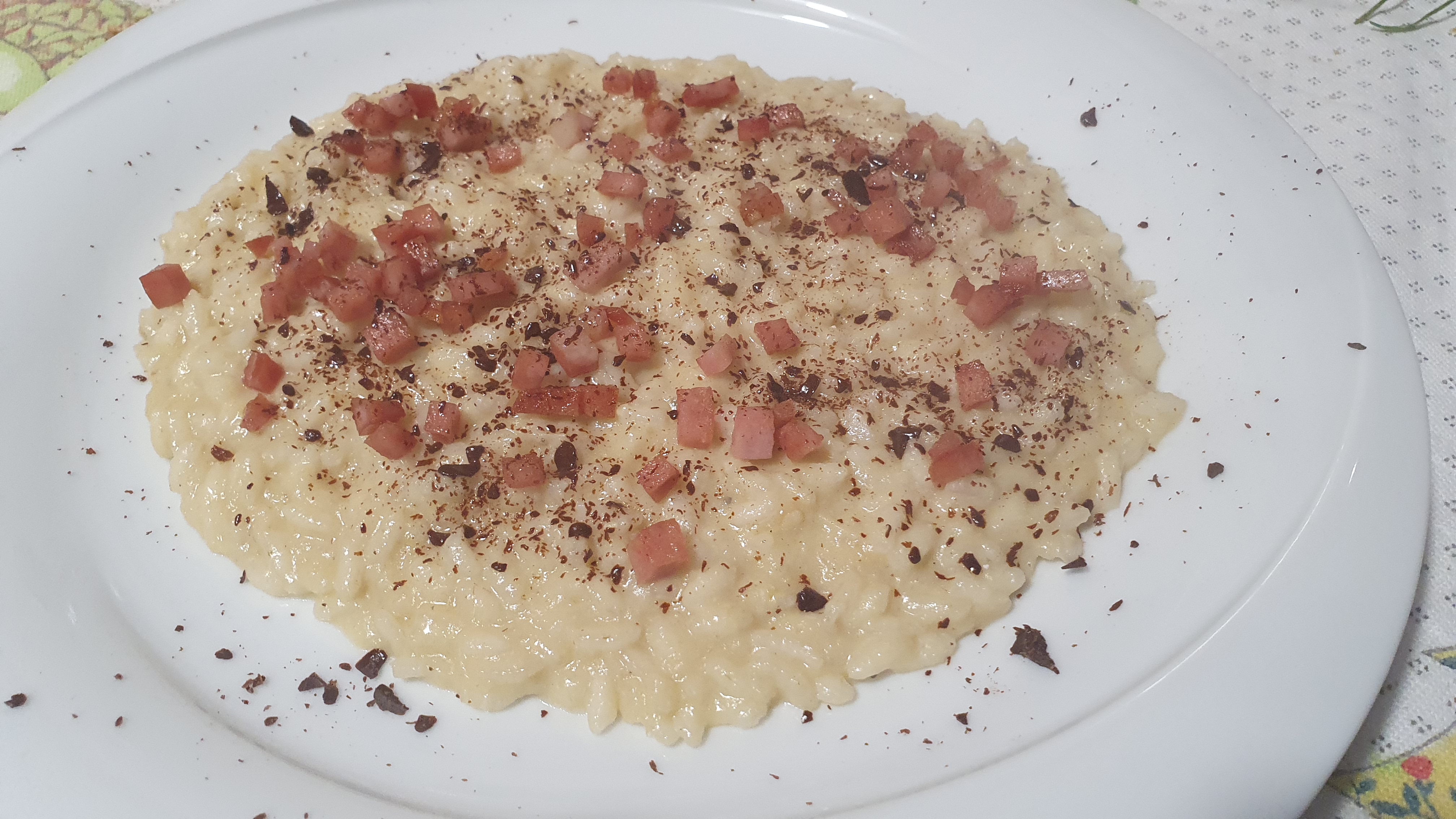 Risotto crema di carciofi, mortadella e scaglie di cioccolato fondente