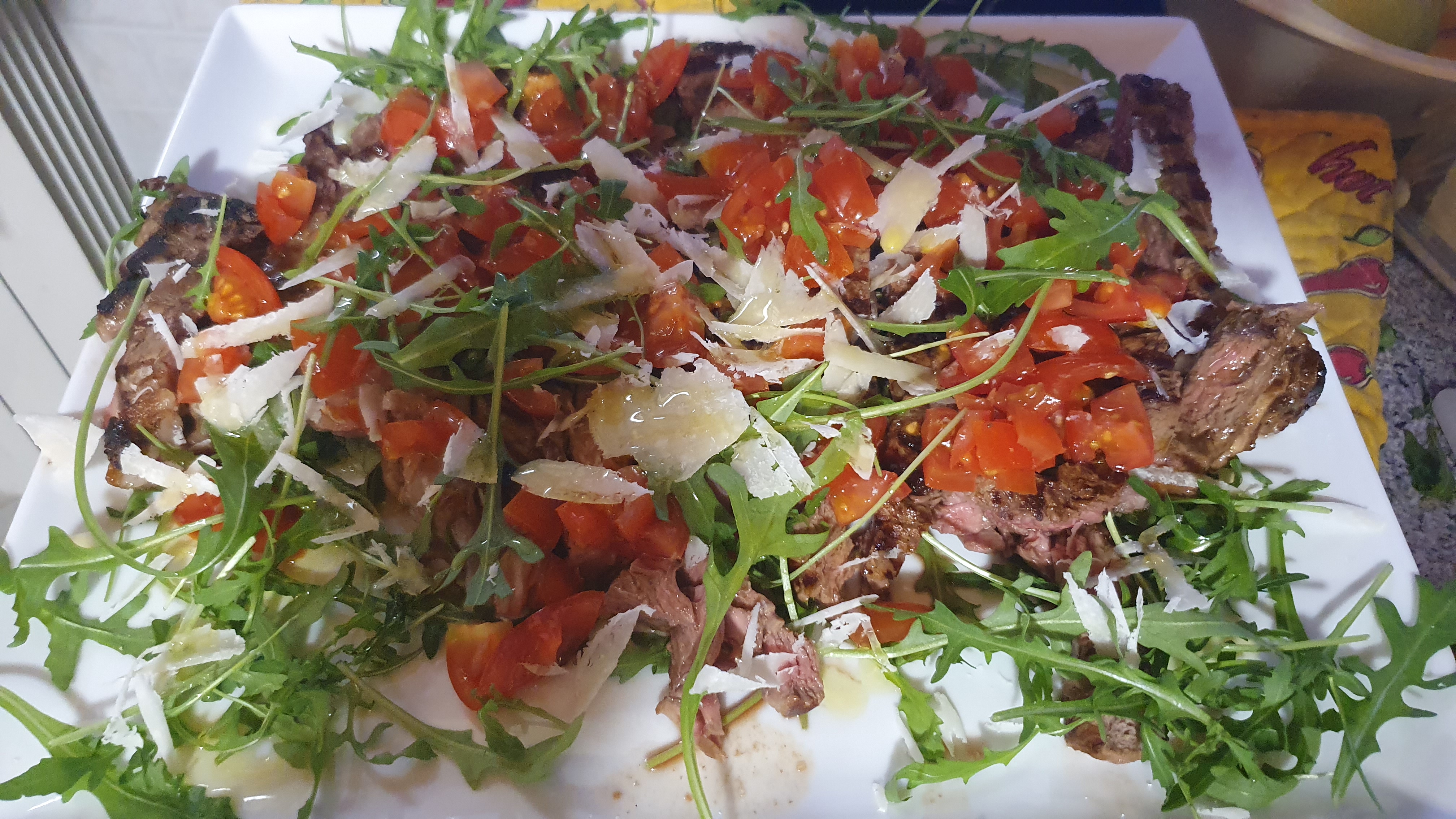 Tagliata pomodorino, rucola e scaglie di parmigiano
