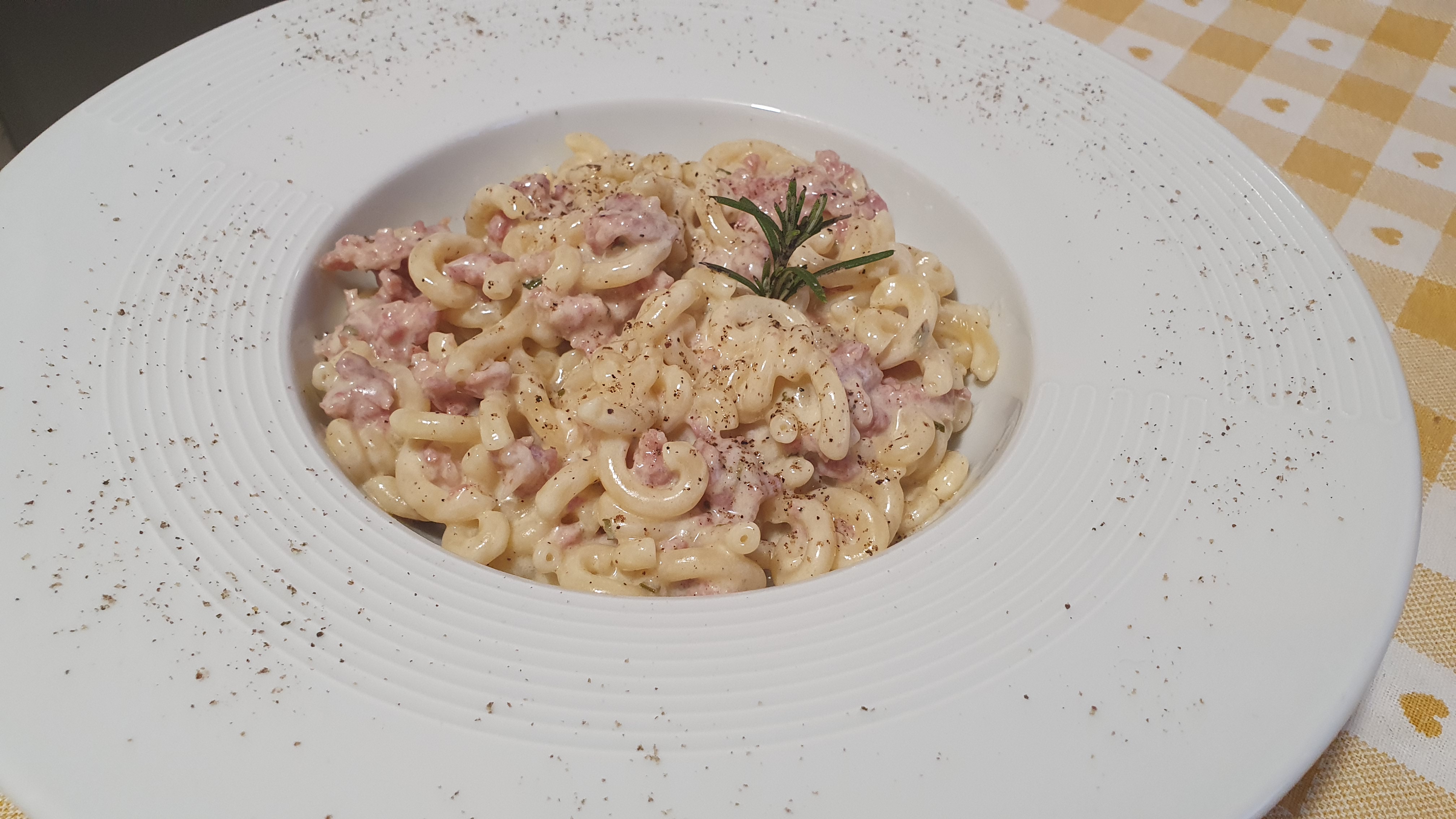 Gramigna panna e salsiccia