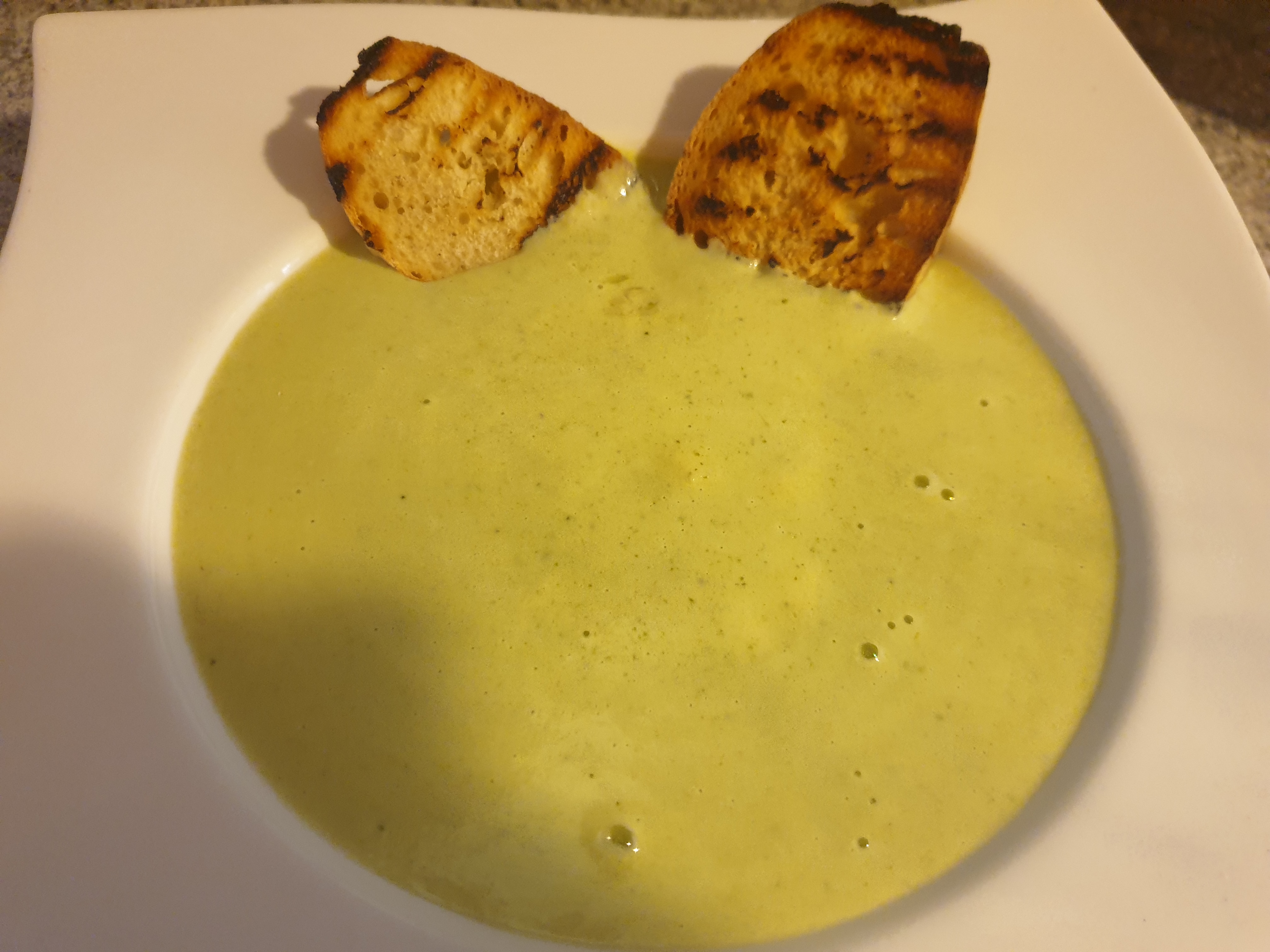 Zuppa broccoli e gouda