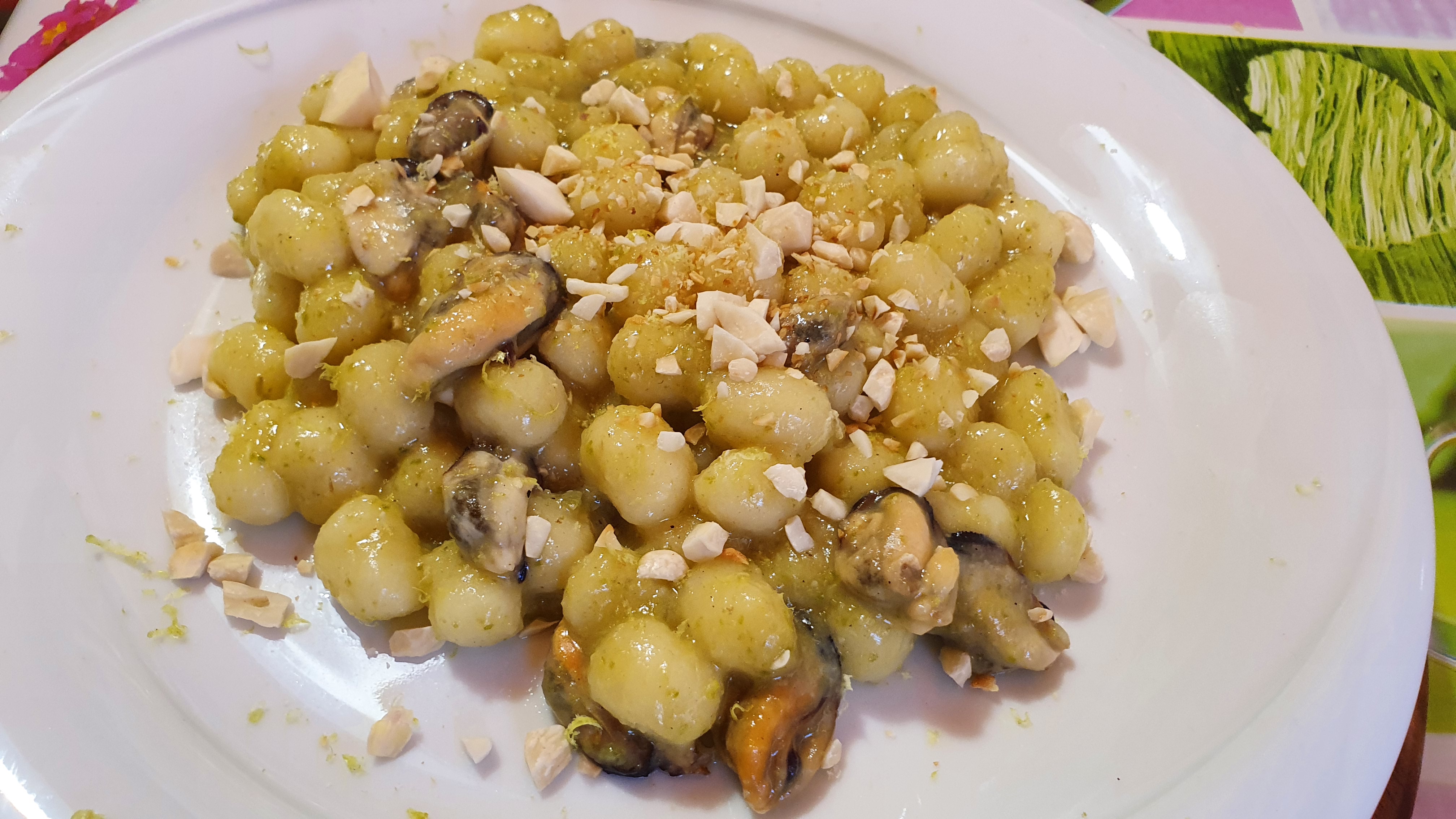 Gnocchetti crema di zucchine e cozze con granella di mandorle