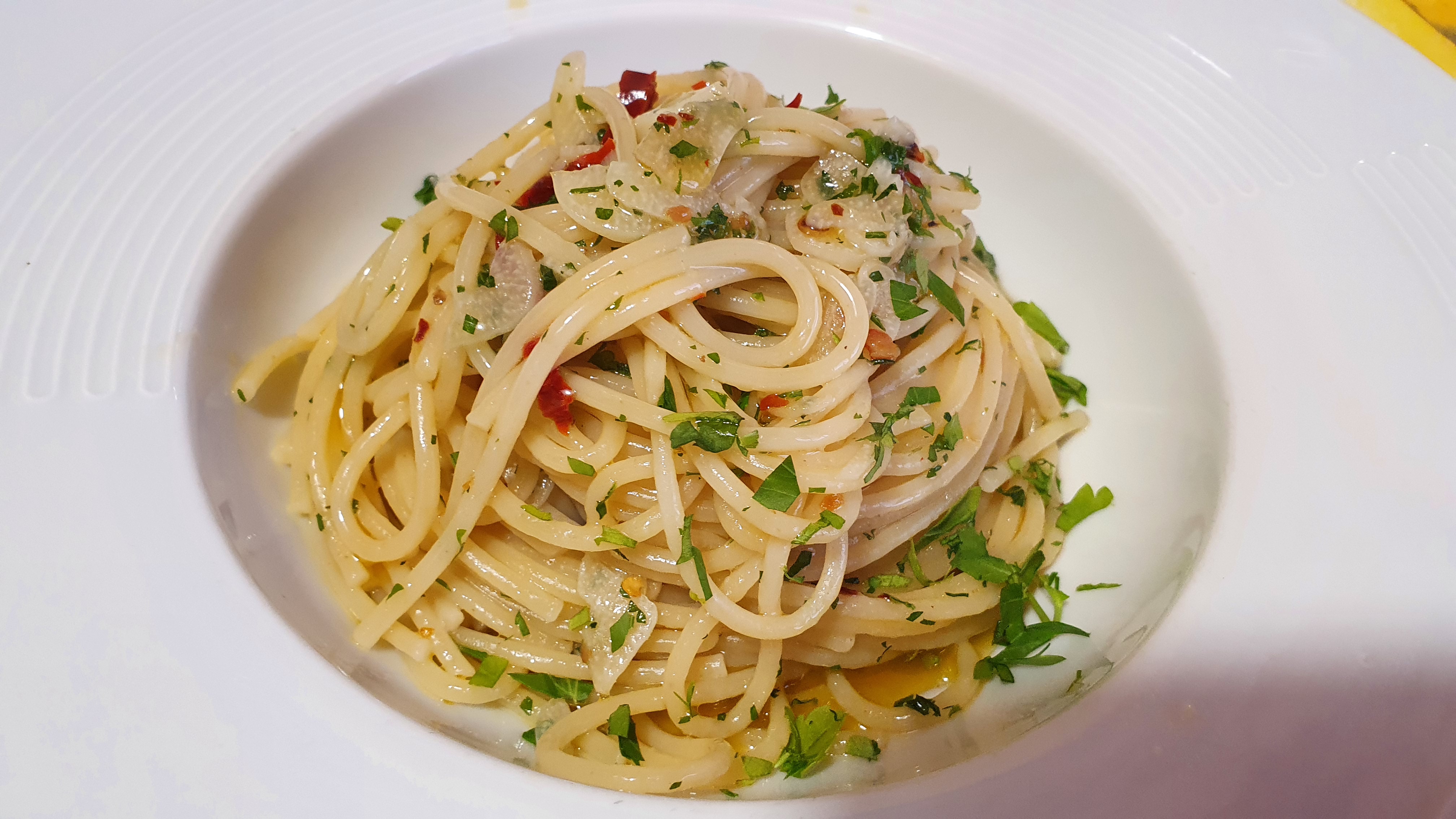 Spaghetti aglio olio e peperoncino