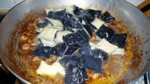 Ravioli branzino con funghi porcini e gamberi